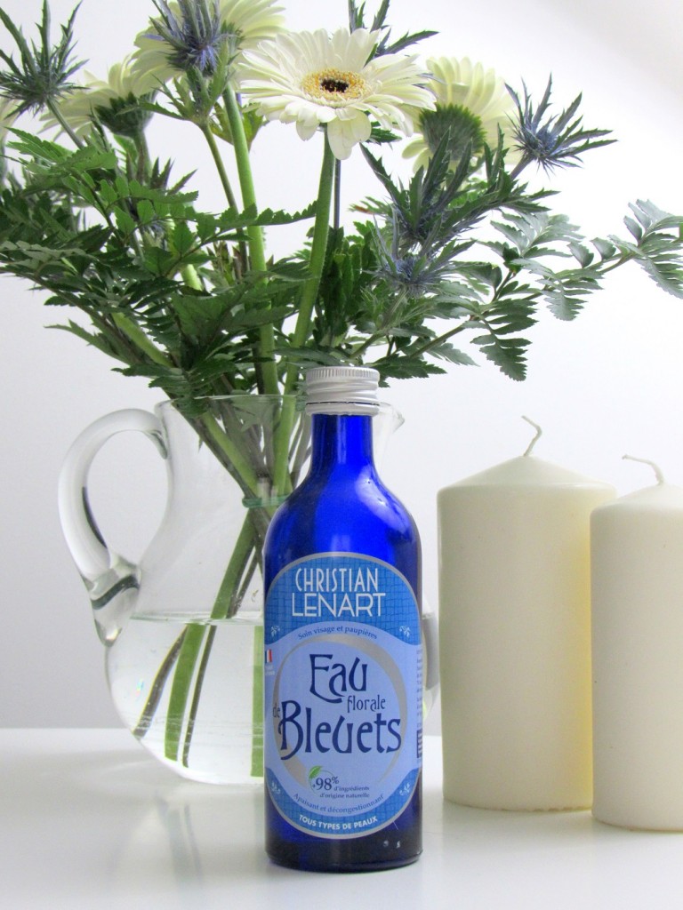 eau florale de bleuts pour apaiser la peau et décongestionner les yeux. Produit naturel parfait pour toutes les peaux.