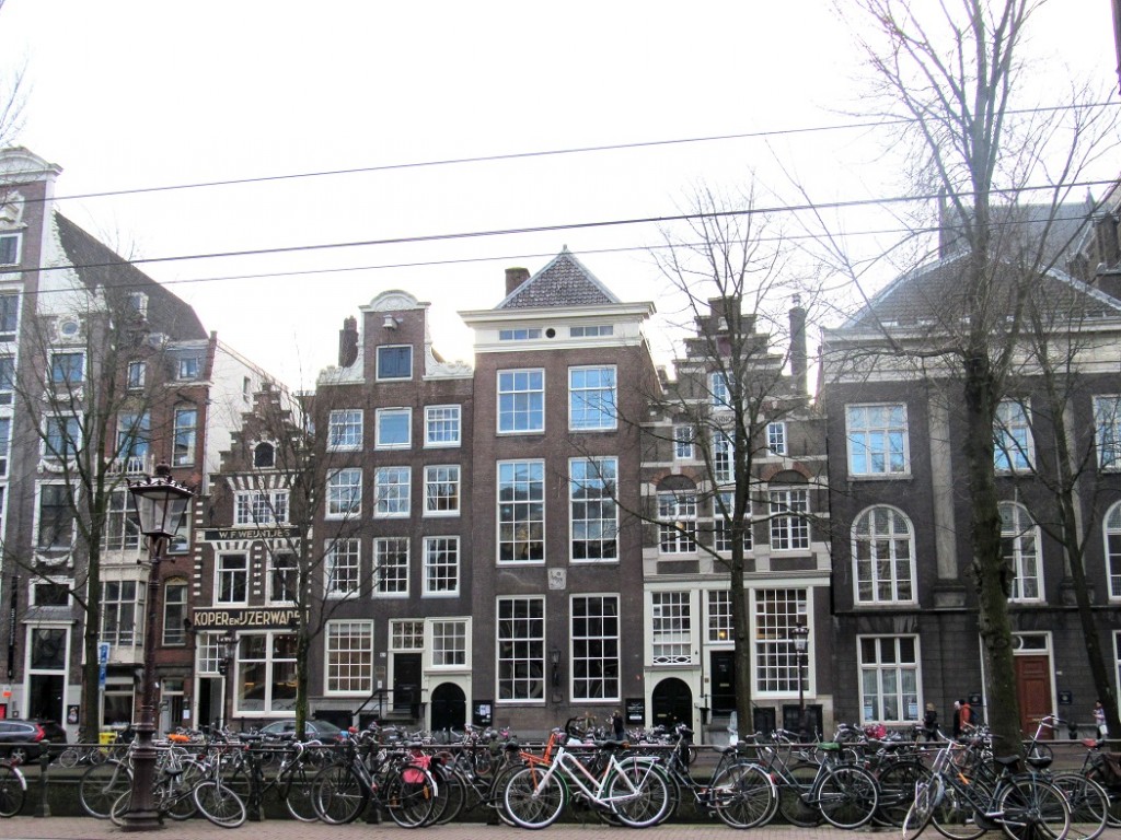 Les fameuses façades d'amsterdam et tout ses vélos. 