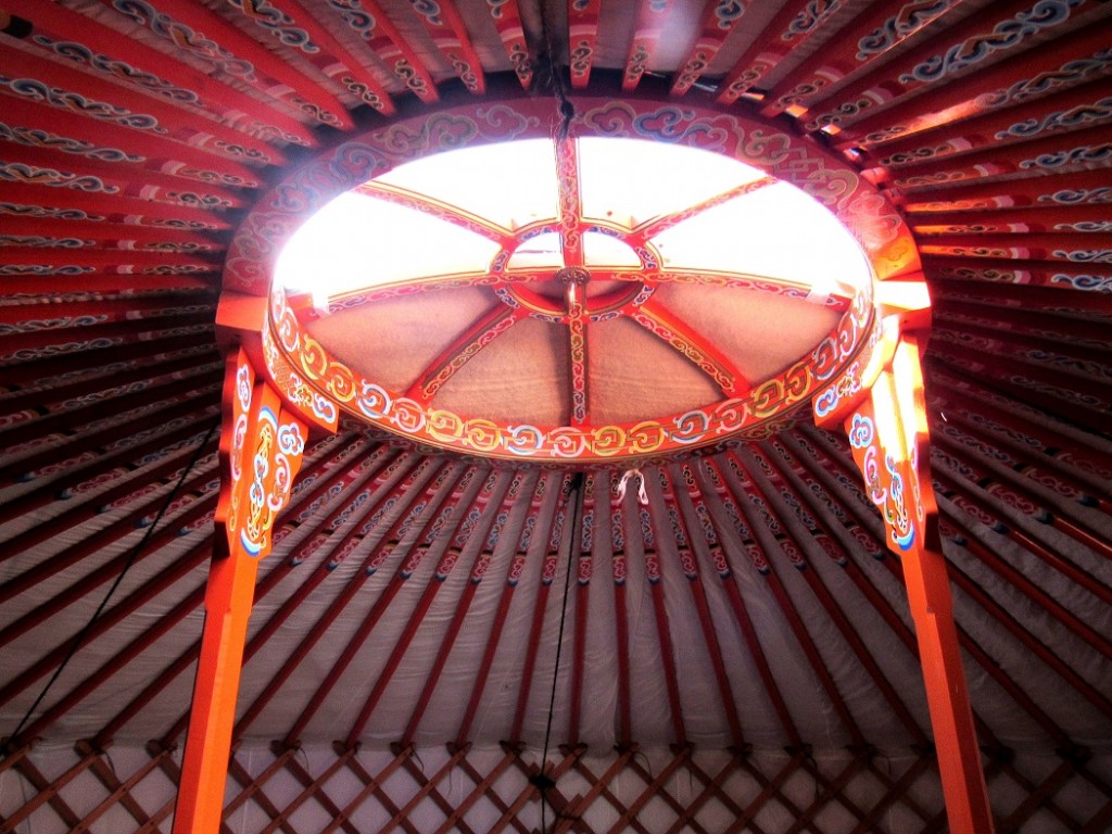 intérieur d'une yourte mongole pour un séjour dans l'orne. 