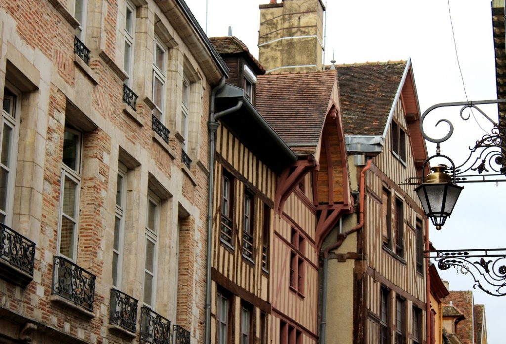 Jolies façades des maisons à Troyes.
