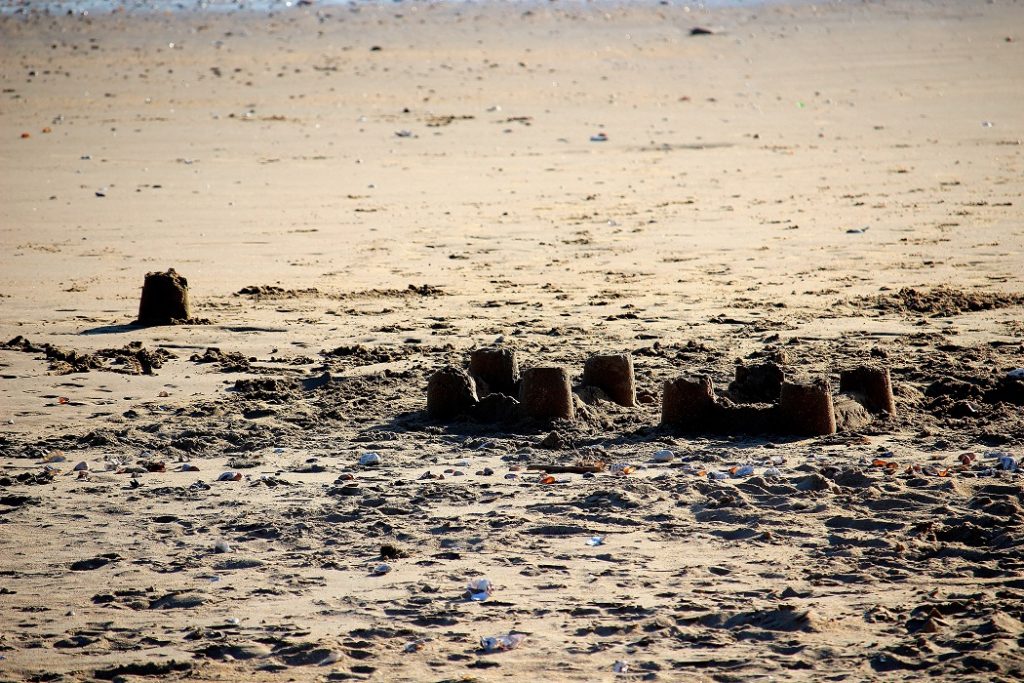 châteaux de sable sur la plage