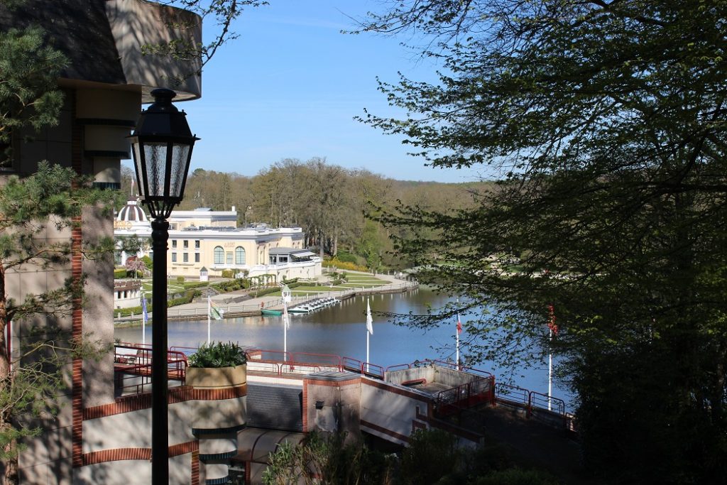 vue sur le lac depuis l'hôtel à Bagnoles de l'Orne. 