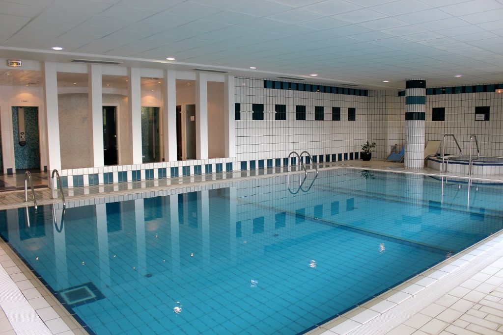 Spa de l'hôtel du béryl à Bagnoles de l'orne. Jacuzzi, sauna, hammam, piscine et soins pour un week-end détente au calme en Normandie.
