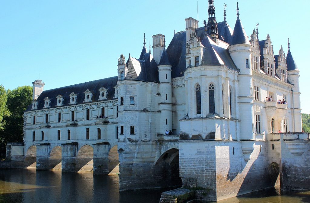 Le château de Chenonceau édifié au dessus de l'eau. Un endroit idéal pour un week-end au coeur des châteaux de la Loire. 