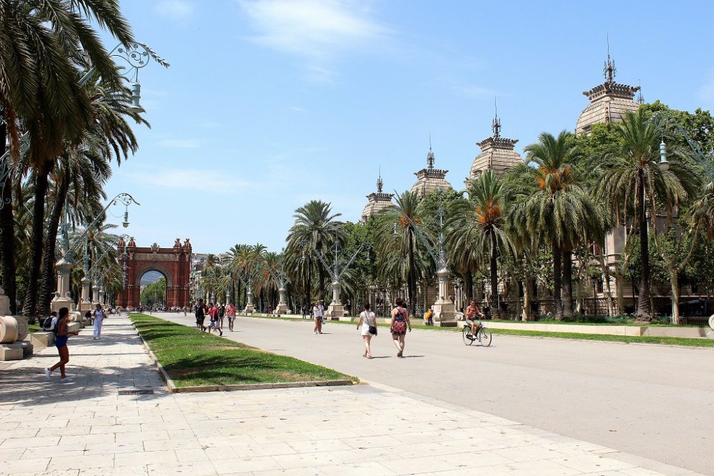 Passage de Lluis Companys et son arc de triomphe à Barcelone. 
