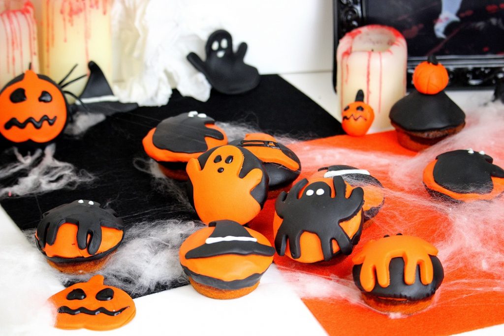 Recette de muffins marbrés pour halloween. Des muffins vanille et chocolat avec un décor pour la fête d'halloween. 