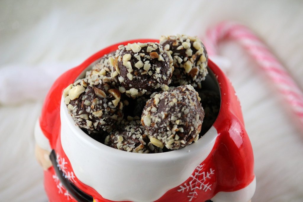 Recette pour faire des truffes vegan au chocolat et aux noisettes. Une recette facile à faire, parfaite pour les fêtes. 