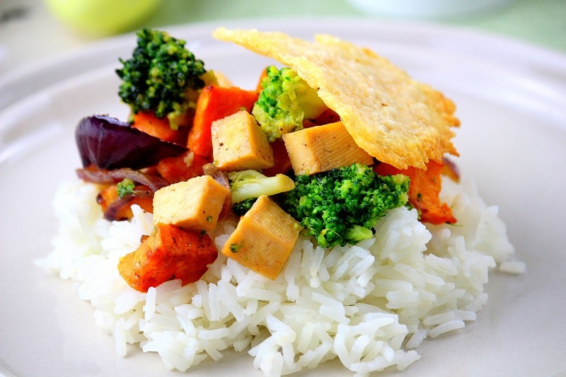 Sauté de tofu et ses légumes caramélisés. Une recette végétarienne à base de tofu, brocoli et patate douce. Rapide et facile à faire. 