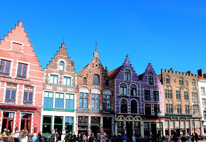 La superbe grande place de Bruges en Belgique. 