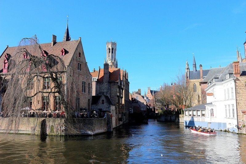 Les canaux de Bruges. La petite Venise du Nord. Une ville superbe parfaite pour un week-end romantique. 
