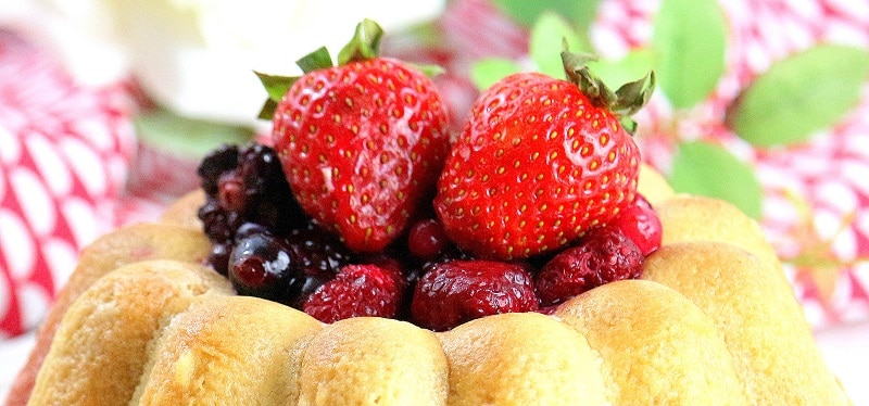 recette de charlotte aux fraises et aux fruits rouges. Légère et facile à faire. 