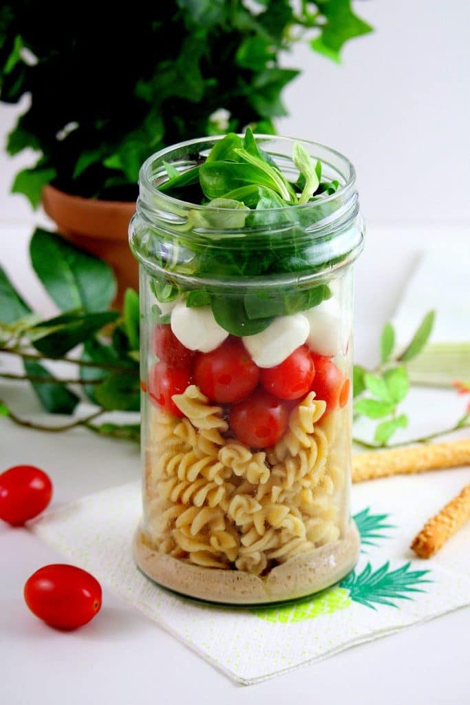 Salade de pâtes, tomates et mozzarella à emporter. Salade healthy et végétarienne. 