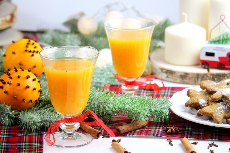 Recette de jus d'orange chaud aux épices de Noel. 