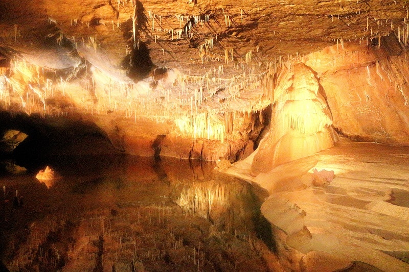 Grotte de Lacave avec accès en petit train. 