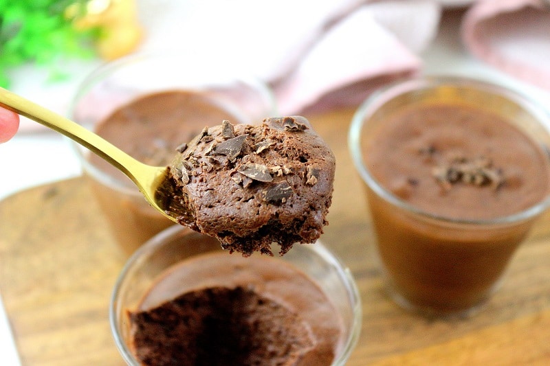 Recette de dessert healthy, facile à faire, une mousse au chocolat maison. 
