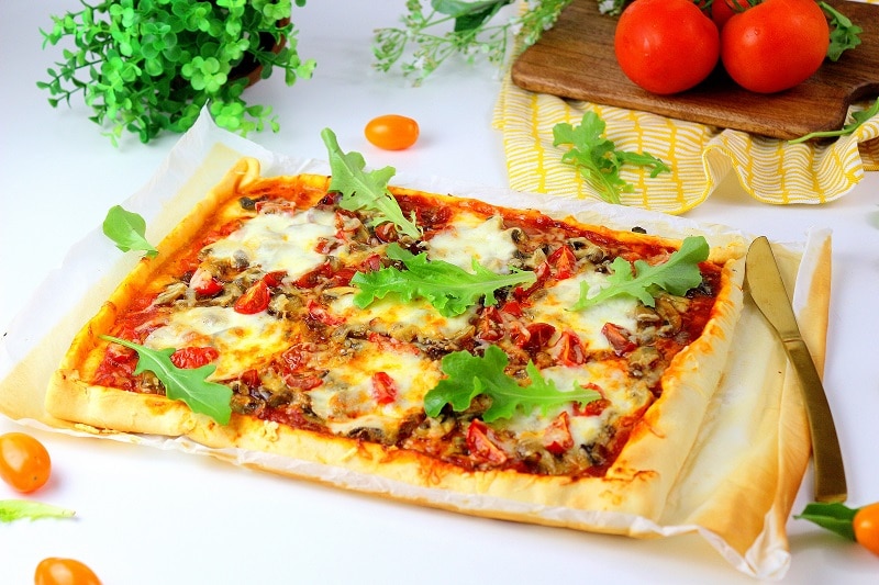 pizza tomates champignons mozzarella, une recette gourmande et facile à faire. 