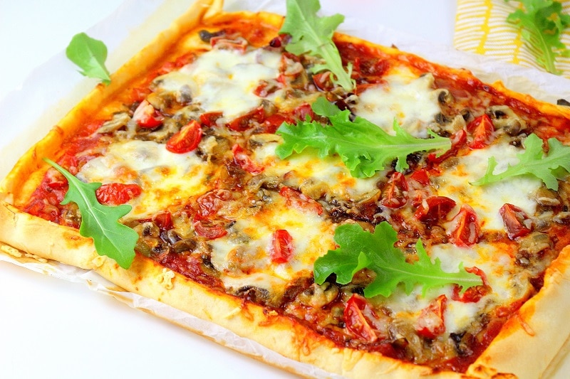 recette de pizza végétarienne rapide et facile à faire. 
