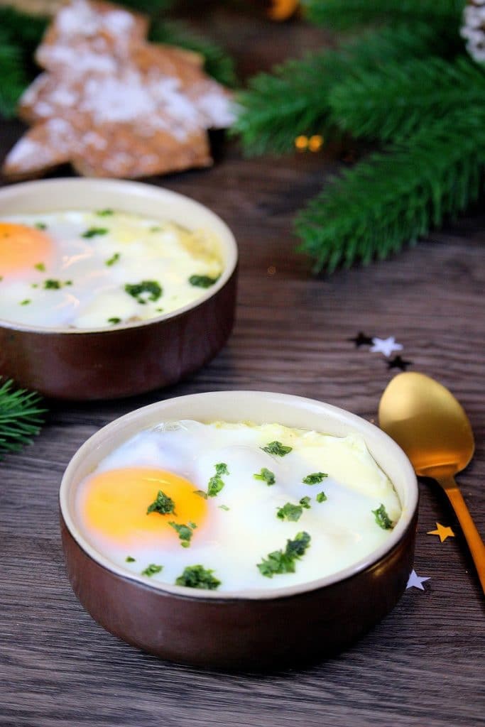 Recette rapide et facile d’œufs cocottes pour un Noël végétarien. 