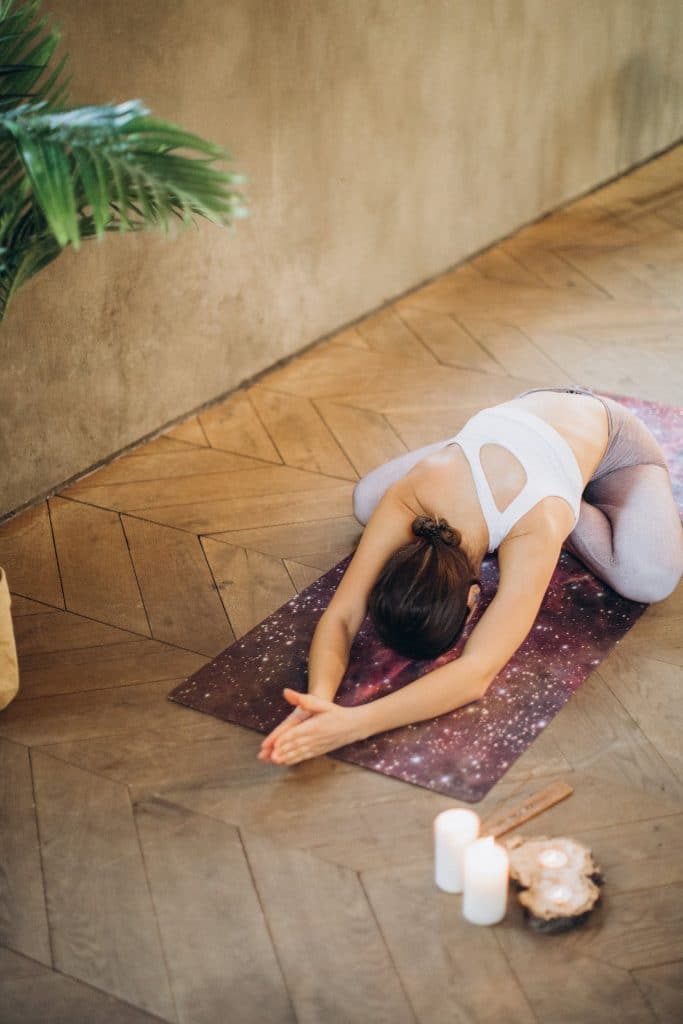Le yoga permet la réduction du stress. C'est une pratique en pleine conscience parfaite pour être plus zen au quotidien. 