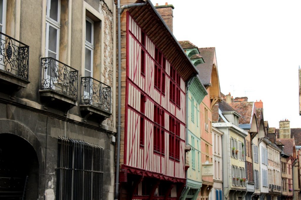 jolies façades du brit hotel à Troyes. 