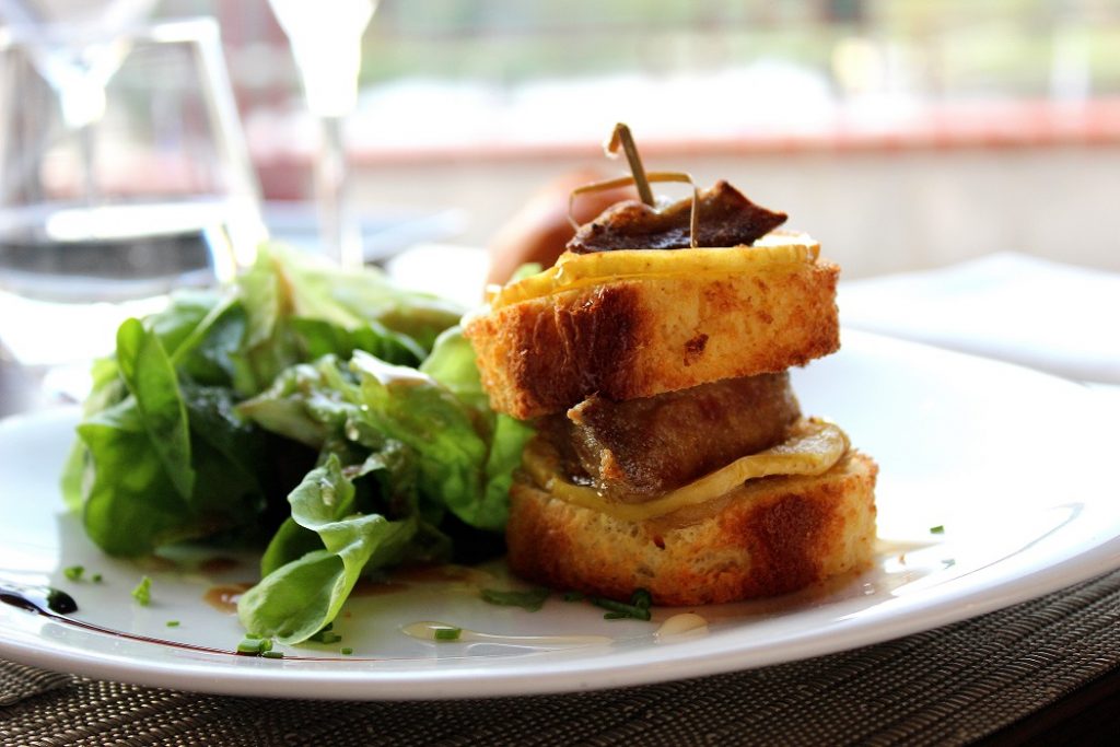 Entrée de burger brioché au foie gras à l'hôtel du Béryl à Bagnoles de l'Orne. 