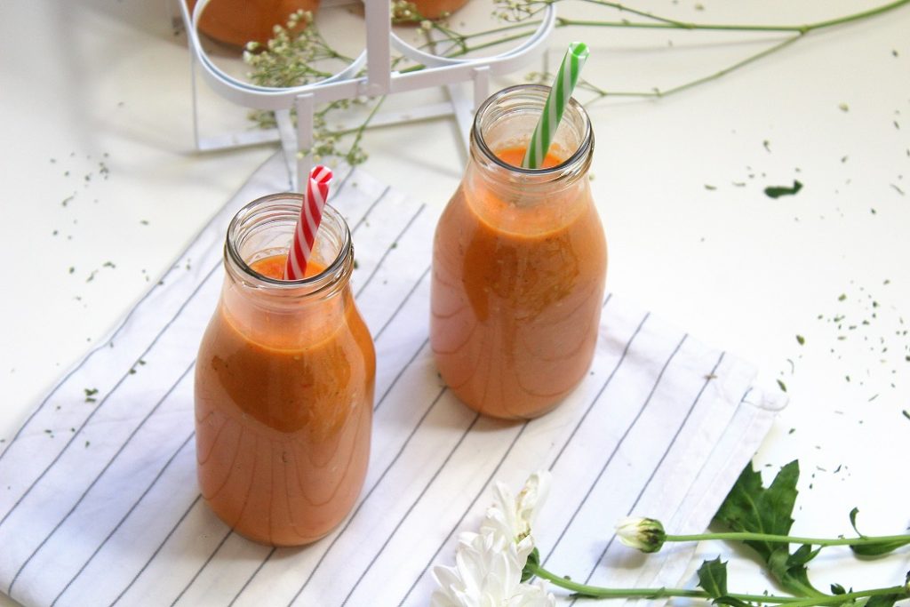 Recette de gaspacho aux tomates et aux poivrons. Recette healthy et facile à faire, parfaite pour se rafraîchir l'été. 
