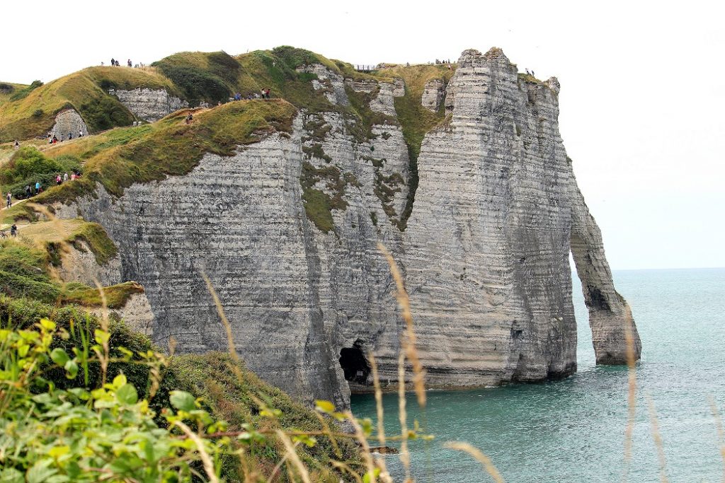 L'immensité des falaises d'Etretat en Normandie. Un superbe endroit à découvrir en France. 