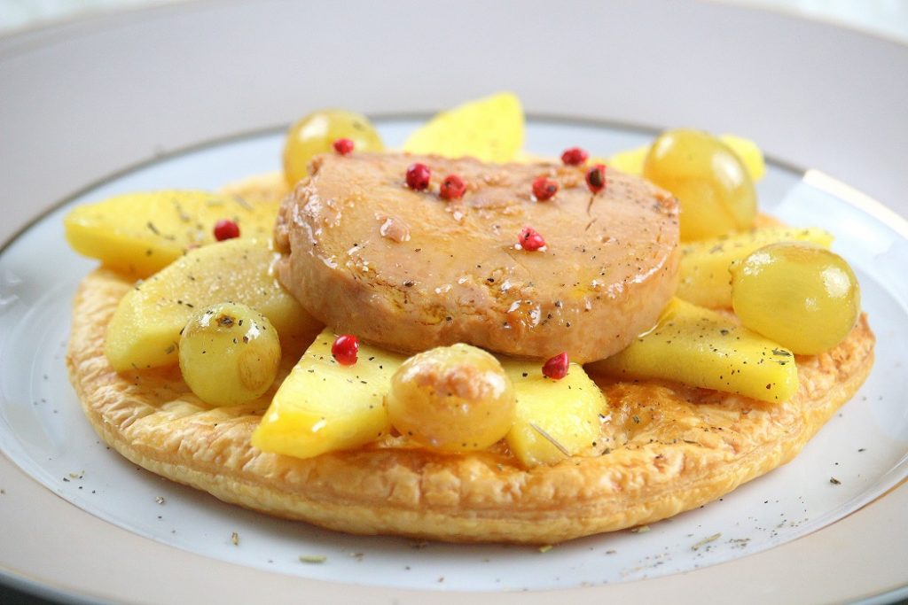 Recette de tarte au foie gras et à la pomme. Facile à faire et parfaite pour une entrée. 