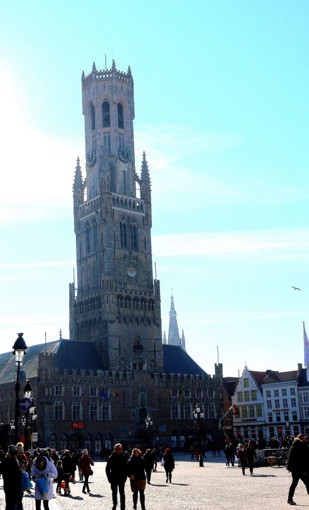Le beffroi de Bruges sur la grande place. 