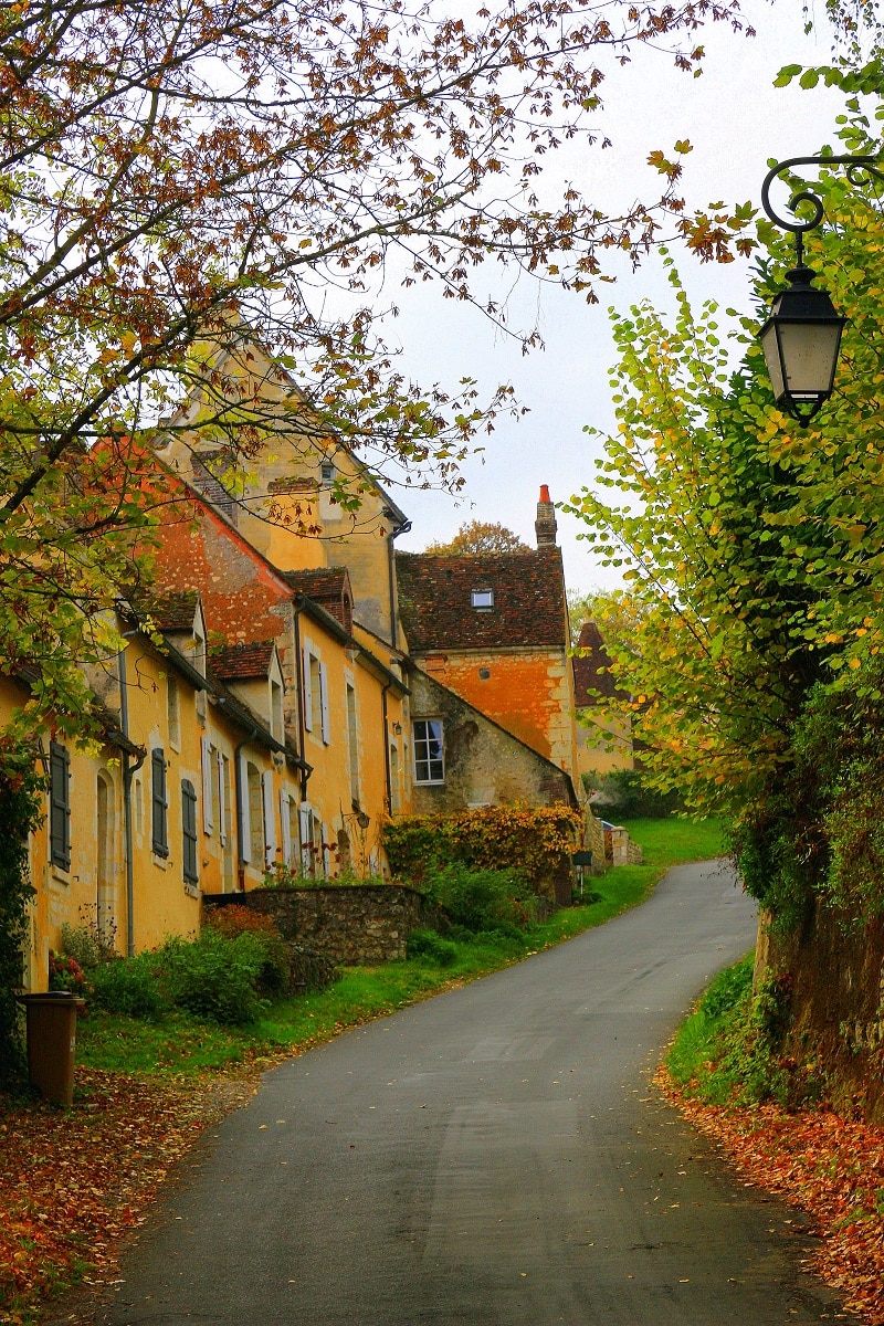 rue du charmant village du domaine de villeray en normandie.