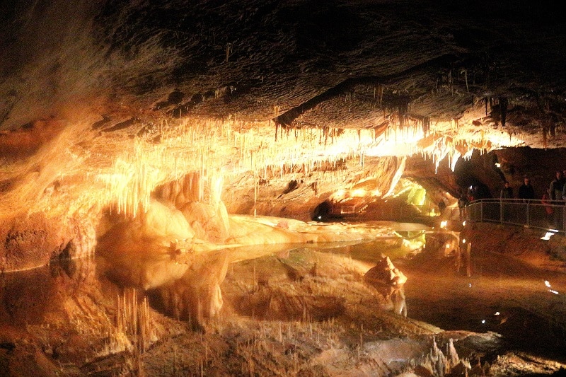 Salle des merveilles dans les grottes de Lacave située dans le Lot. 
