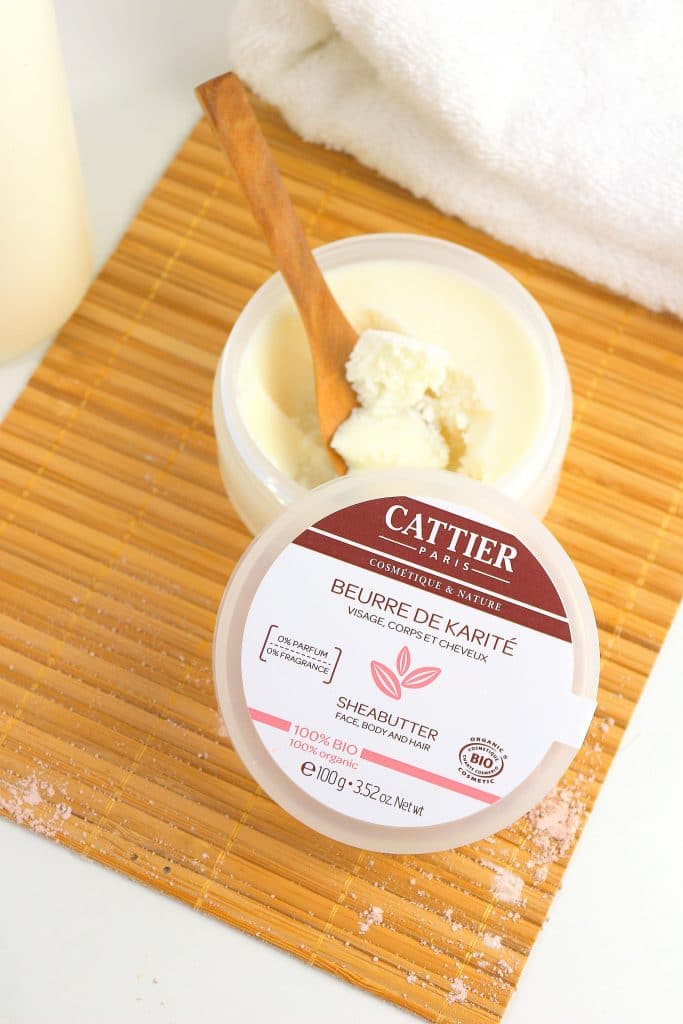 Le beurre de karité, idéal pour nourrir les cheveux ou réparer les peaux sèches et abimés. Un indispensable à avoir dans sa salle de bain. 