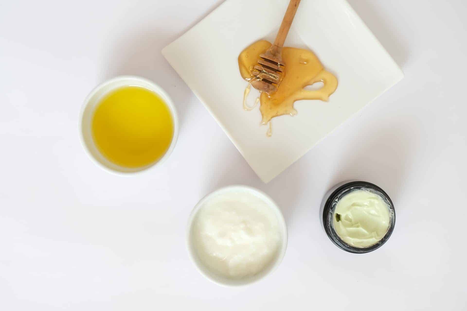 Masque maison miel, yaourt et citron, purifiant et antibactérien. Assainit, resserre les pores et rend la peau plus nette et plus douce